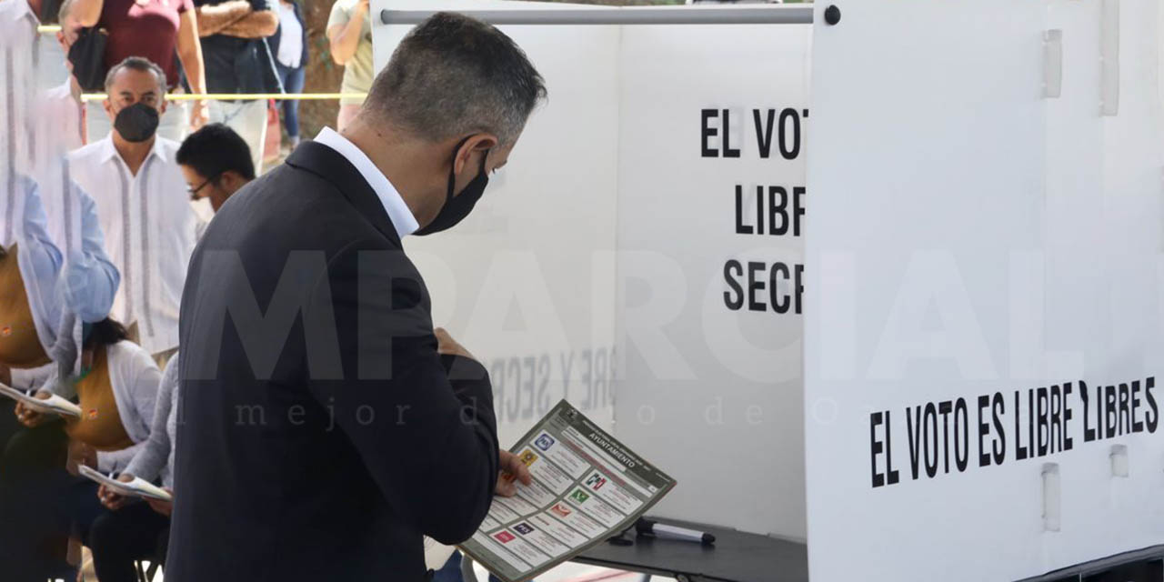 Gobernador de Oaxaca ejerce su derecho al voto