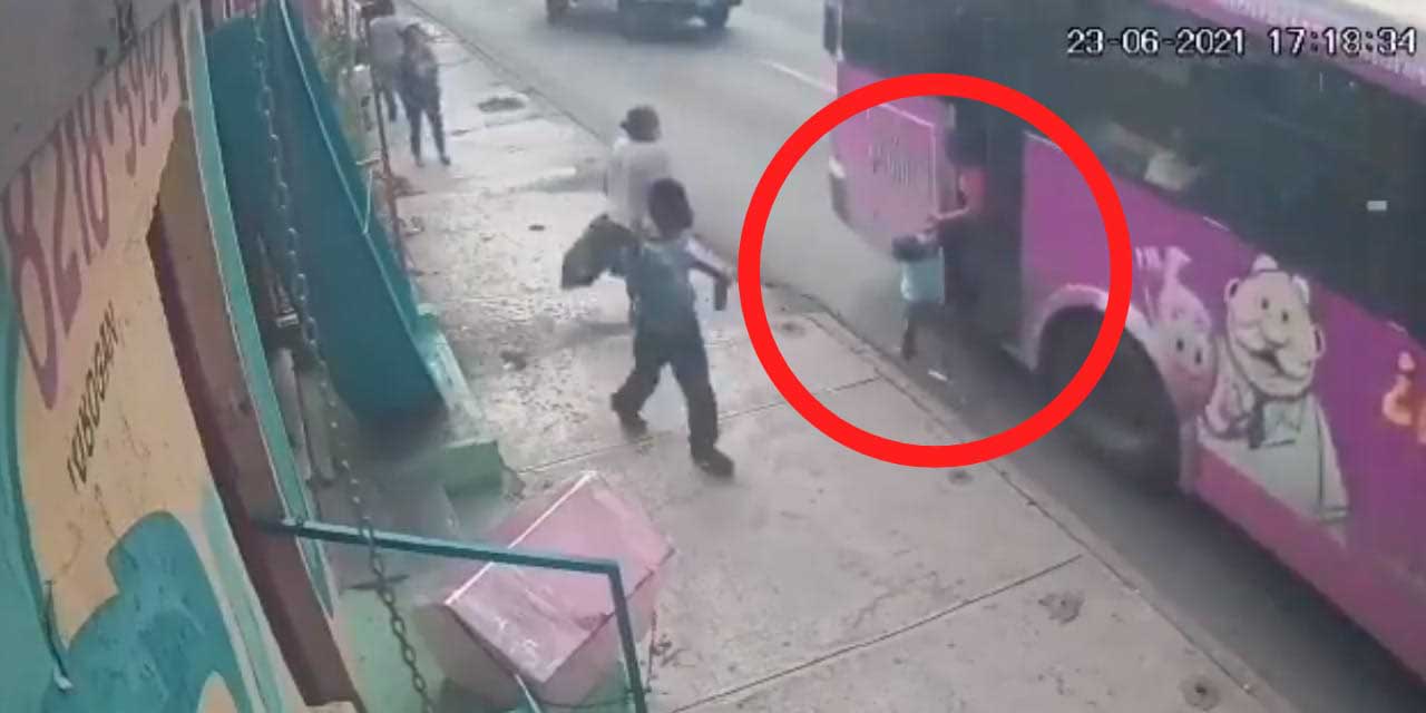 Video: Camión arrastra a niño mientras su mamá quedó atorada en la puerta | El Imparcial de Oaxaca