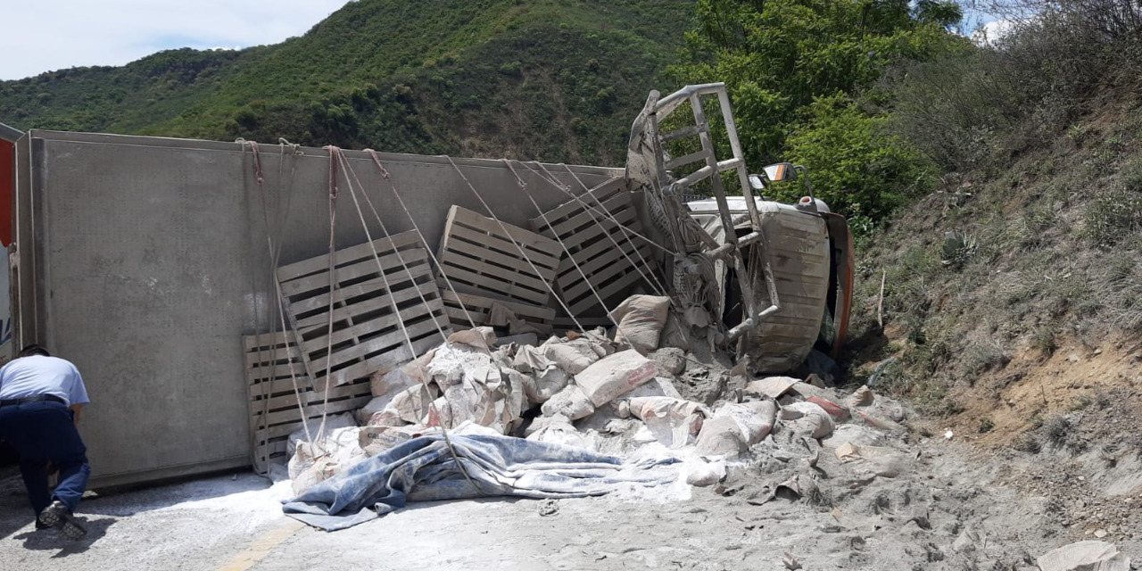 Vuelca camión cargado de cemento en Ixtlán | El Imparcial de Oaxaca