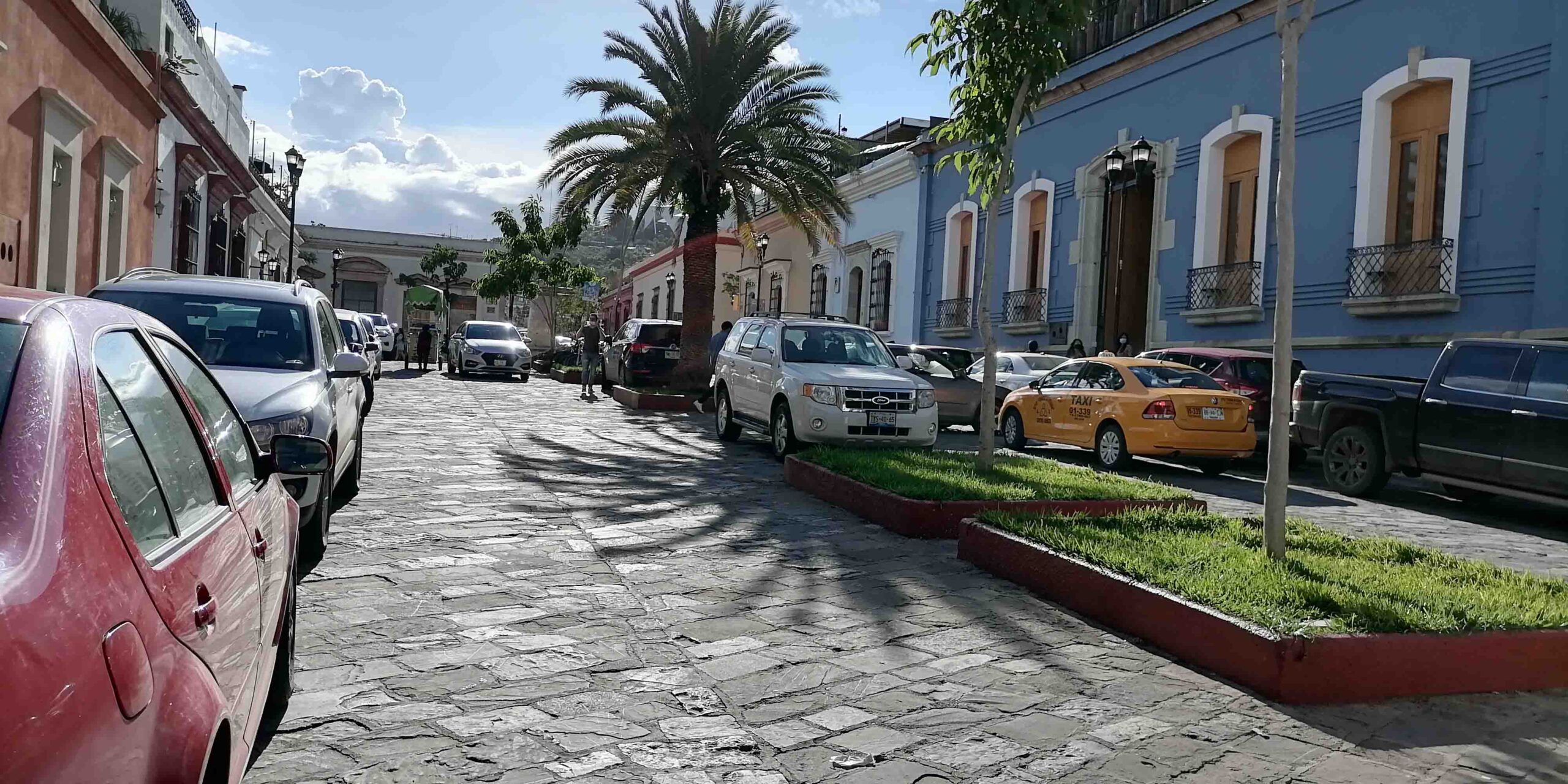 Convierten al Andador Turístico en estacionamiento público | El Imparcial de Oaxaca