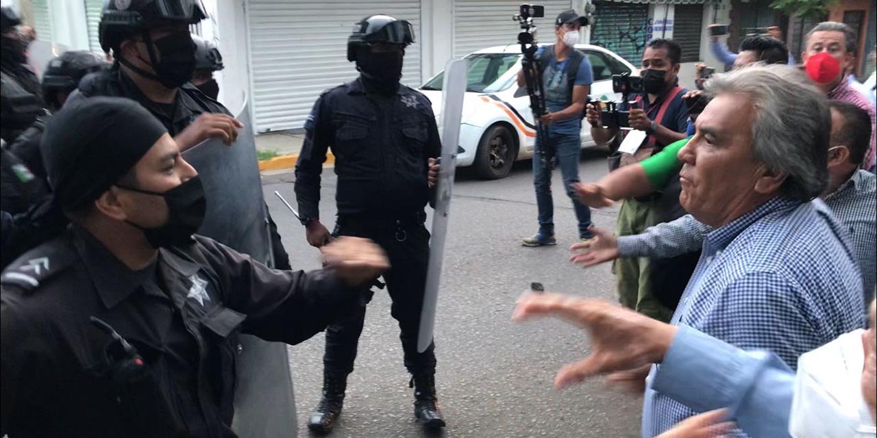 Irrupción de policías municipales genera zafarrancho frente a casa de campaña de Villacaña | El Imparcial de Oaxaca
