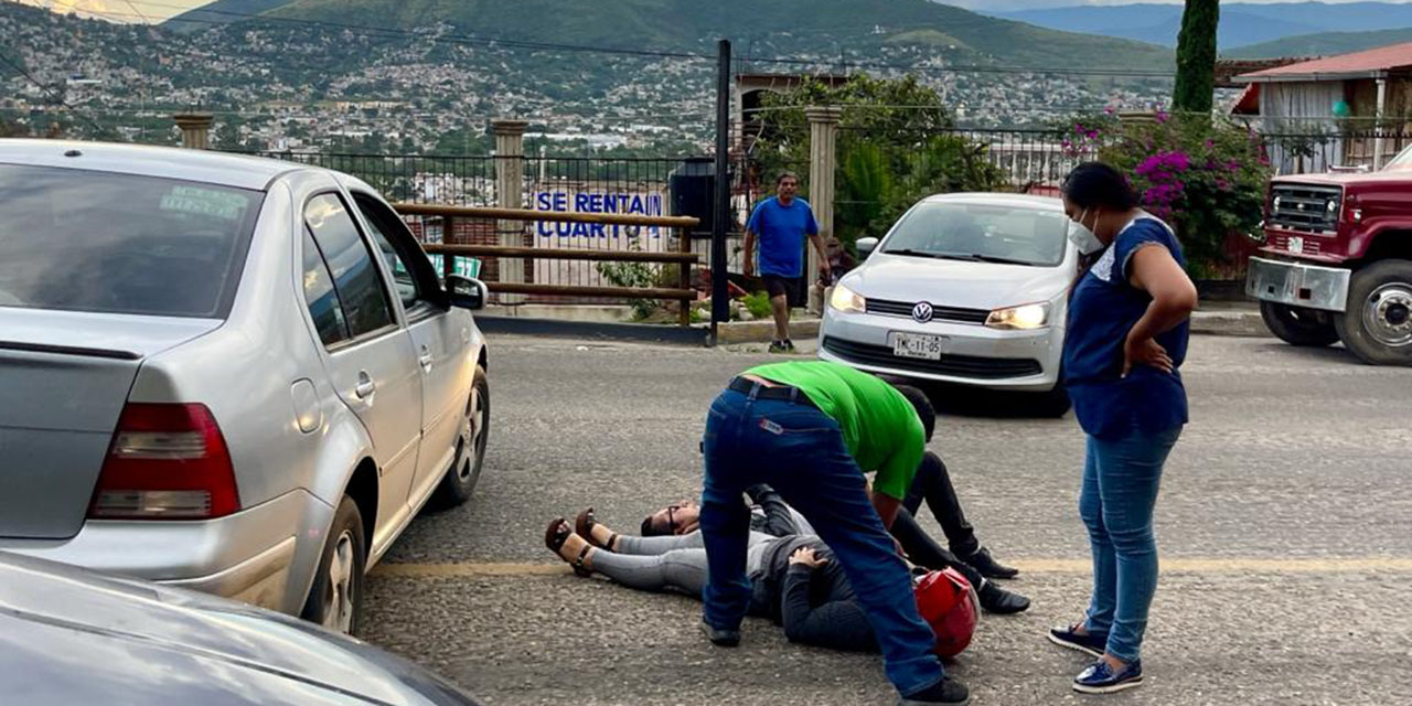 Pareja en moto choca  contra un automóvil en la Carretera 190 | El Imparcial de Oaxaca