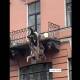 Video: pareja pelea en balcón y cae desde un segundo piso