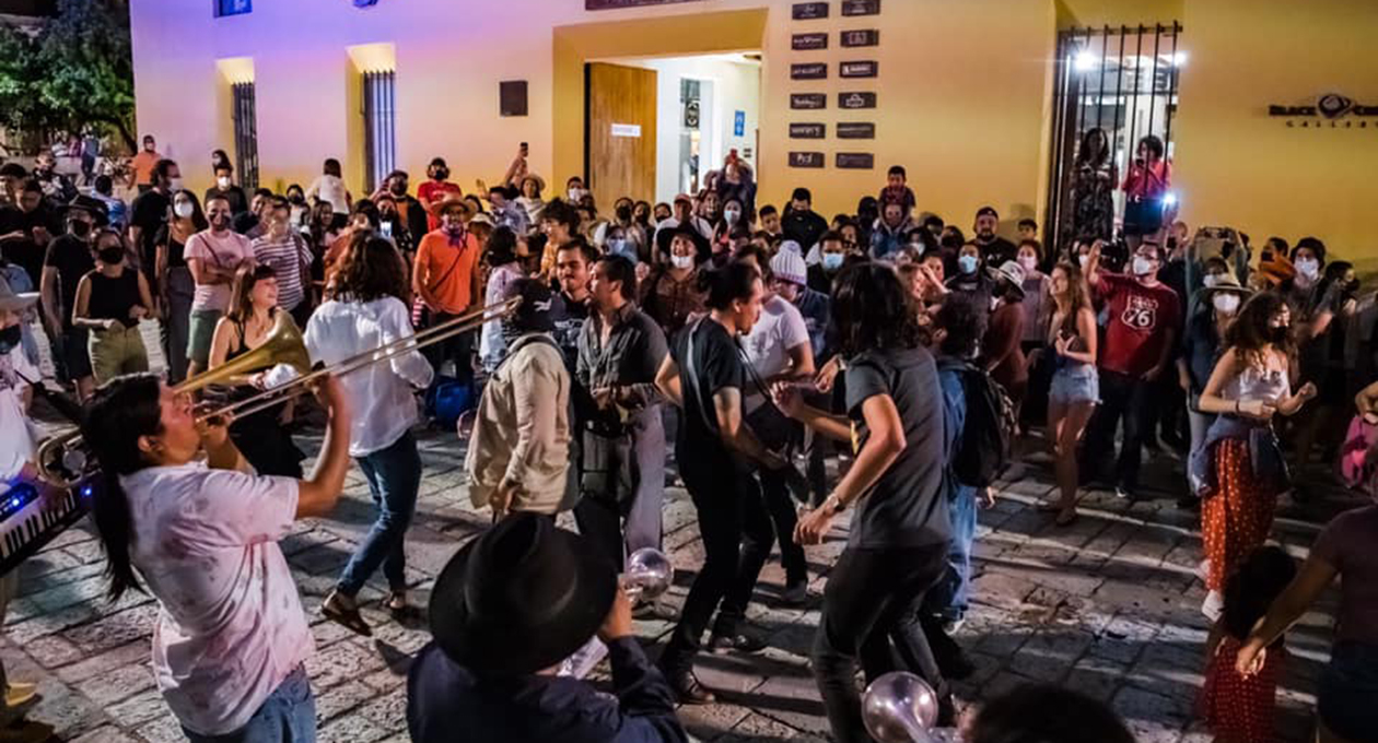 Los Pream hacen concierto en Andador Turístico, la gente se aglutina y no usa cubrebocas | El Imparcial de Oaxaca