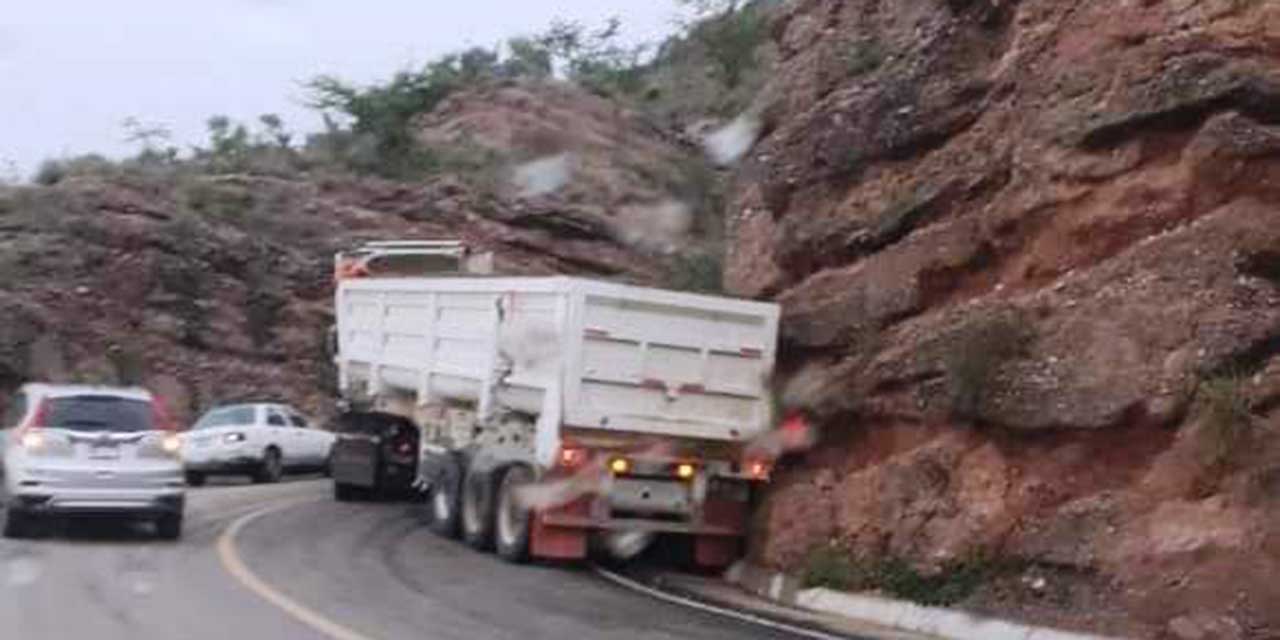 Tráiler sufre choque sobre carretera de La Mixteca | El Imparcial de Oaxaca