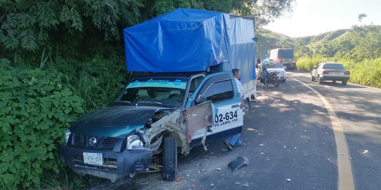 Choca camioneta contra un tráiler en carretera de Santiago Jamiltepec | El Imparcial de Oaxaca