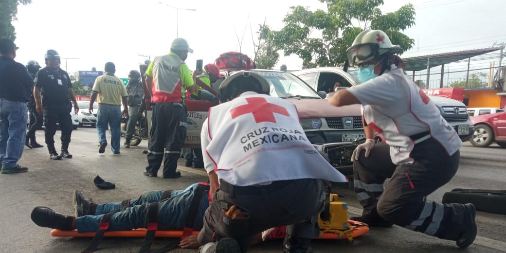 Accidente entre un motociclista y un taxi foráneo en Símbolos Patrios | El Imparcial de Oaxaca Accidente entre un motociclista y un taxi foráneo en Símbolos Patrios | El Imparcial de Oaxaca