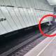 Video: Joven se lanza a las vías del tren en Moscú… se salva de milagro