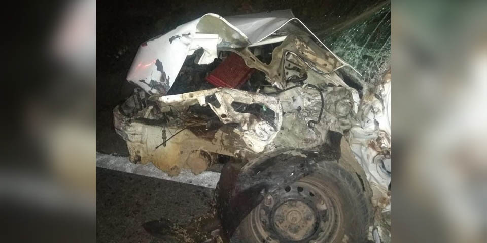 Choque frontal entre Tsuru y tráiler en la región Costa