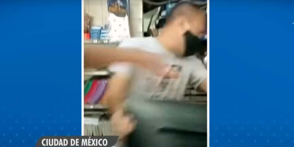 Video: Papá detiene y cachetea a hombre que acosó a su hija en papelería | El Imparcial de Oaxaca
