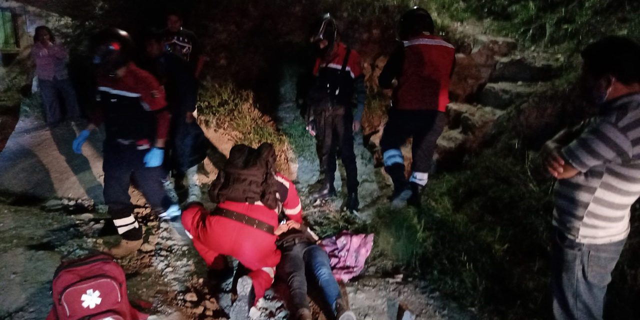 ¡Derrapan y cae a una barranca! | El Imparcial de Oaxaca