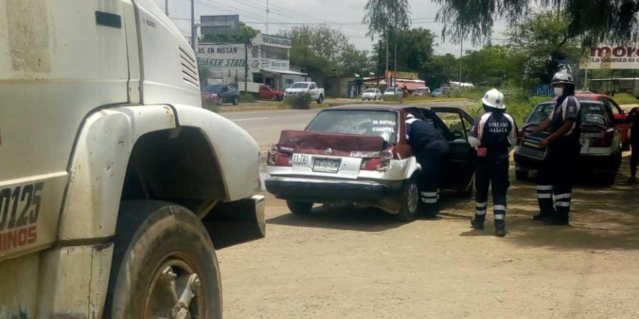 Camión de volteo choca a taxi en San Bartolo Coyotepec; una mujer lesionada | El Imparcial de Oaxaca