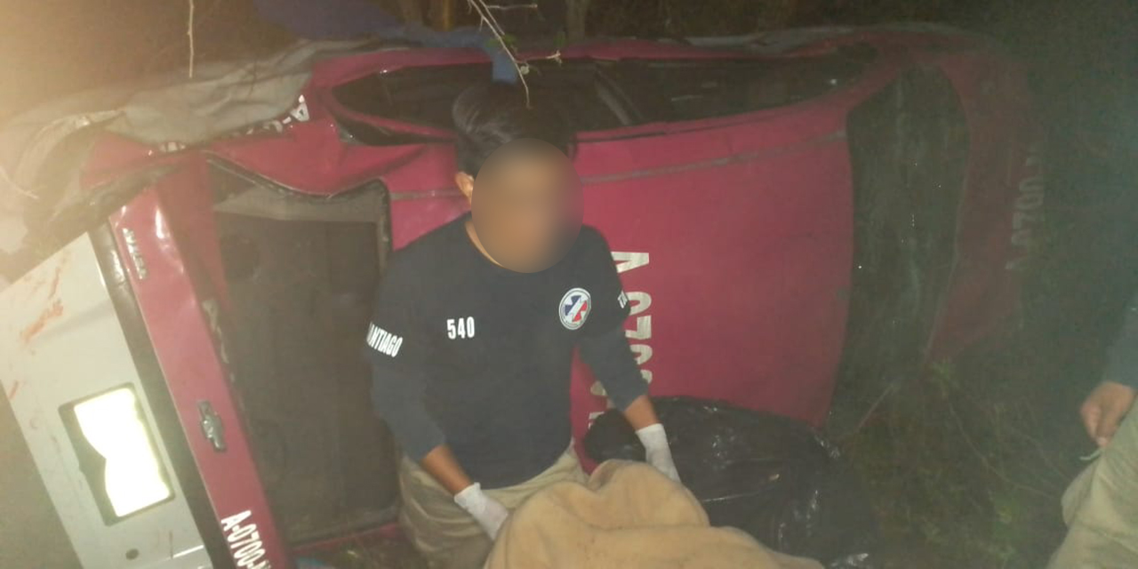 Auto cae a hondonada en carretera Huajuapan-Oaxaca | El Imparcial de Oaxaca