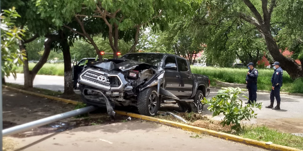 Se estrella contra poste y lo tumba en San Sebastián Tutla | El Imparcial de Oaxaca