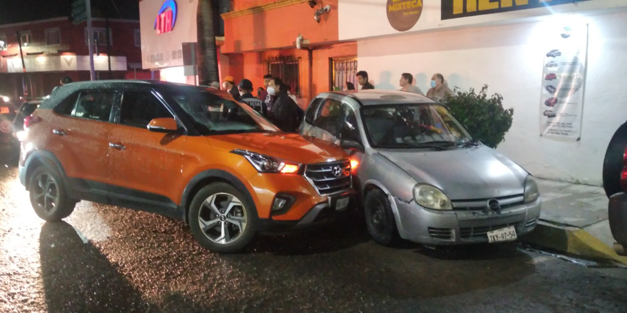 Se estampa contra auto estacionado en la Colonia Reforma | El Imparcial de Oaxaca Se estampa contra auto estacionado en la Colonia Reforma | El Imparcial de Oaxaca