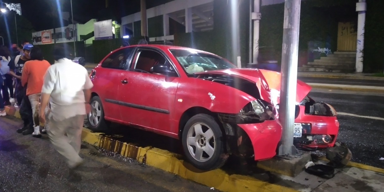 Se estrellan contra poste en Carretera 190 | El Imparcial de Oaxaca Se estrellan contra poste en Carretera 190 | El Imparcial de Oaxaca