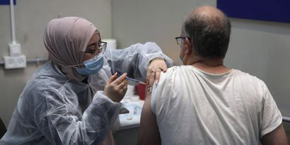 Se aplica tercera vacuna covid para mayores de 60 años en Israel | El Imparcial de Oaxaca