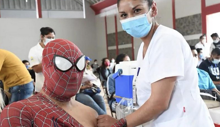 ‘Los superhéroes igual tiene que cuidarse’; ‘Spiderman’ acude a vacunarse contra covid | El Imparcial de Oaxaca