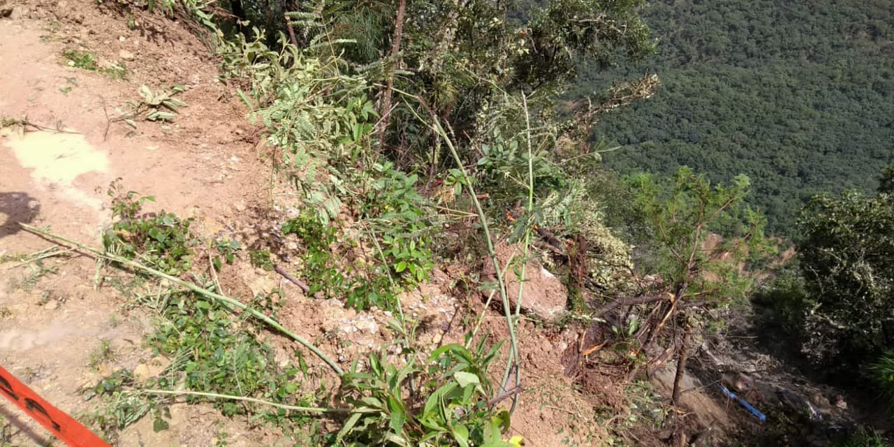 Camión vuelca en camino de terracería de Villa de Etla | El Imparcial de Oaxaca