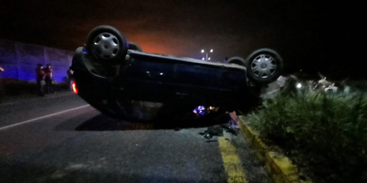 Abandonan auto volcado en carretera Tehuantepec-Salina Cruz | El Imparcial de Oaxaca