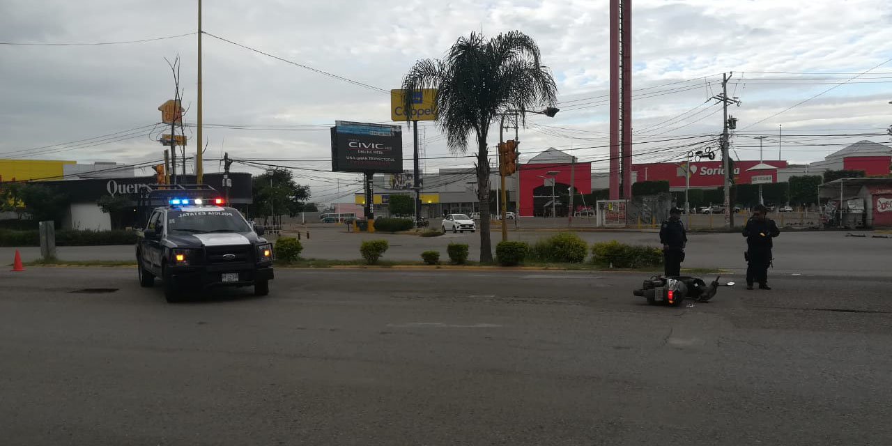 Motociclista derrapa en Avenida Universidad
