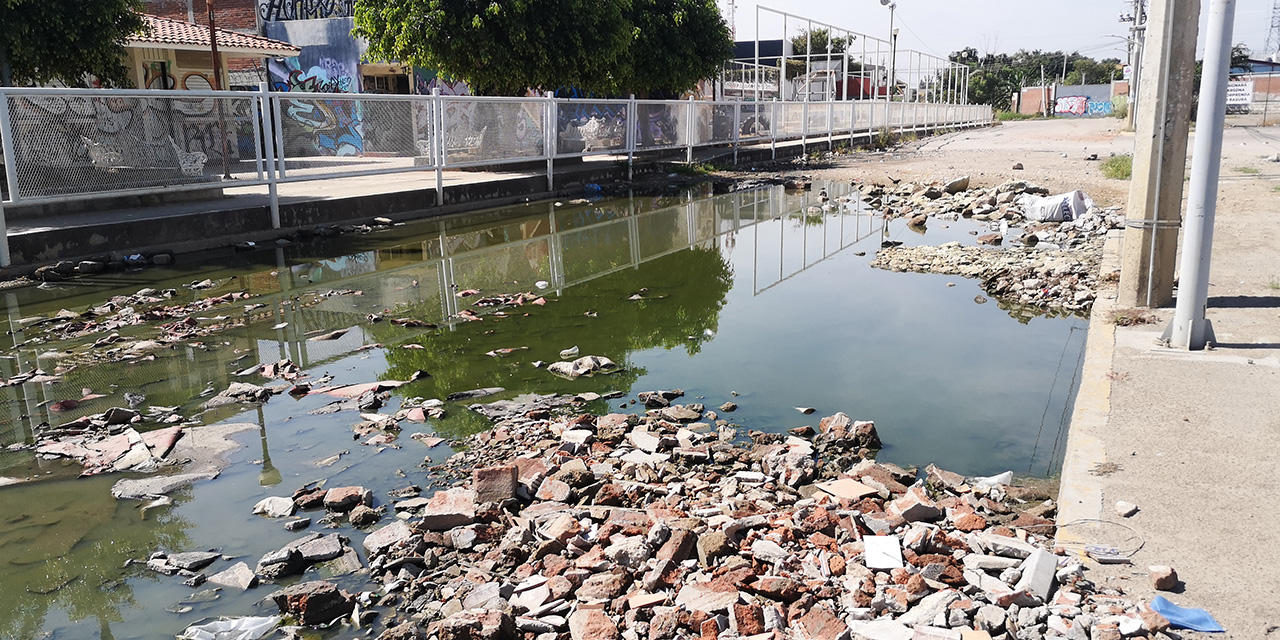 Avenida Quinta Las Águilas se encuentra destrozada e inundada de aguas negras - Vimarsana News