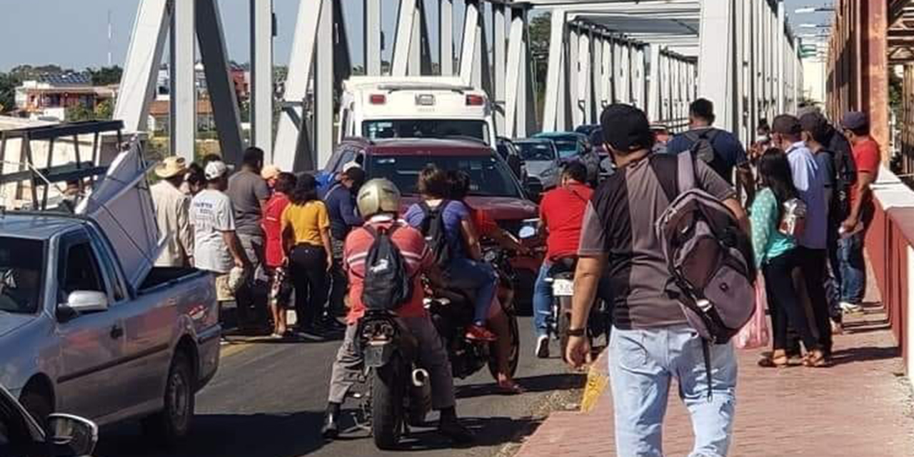Vecinos de Tagolaba bloquean en el Puente de Fierro | El Imparcial de Oaxaca