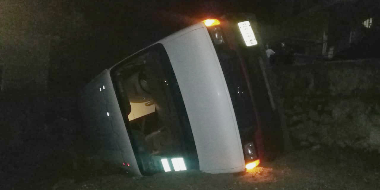 Camioneta cae en el patio de un domicilio de Salina Cruz