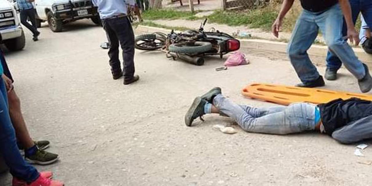 Motociclistas son arrollados por una camioneta de pollos | El Imparcial de Oaxaca Motociclistas son arrollados por una camioneta de pollos | El Imparcial de Oaxaca