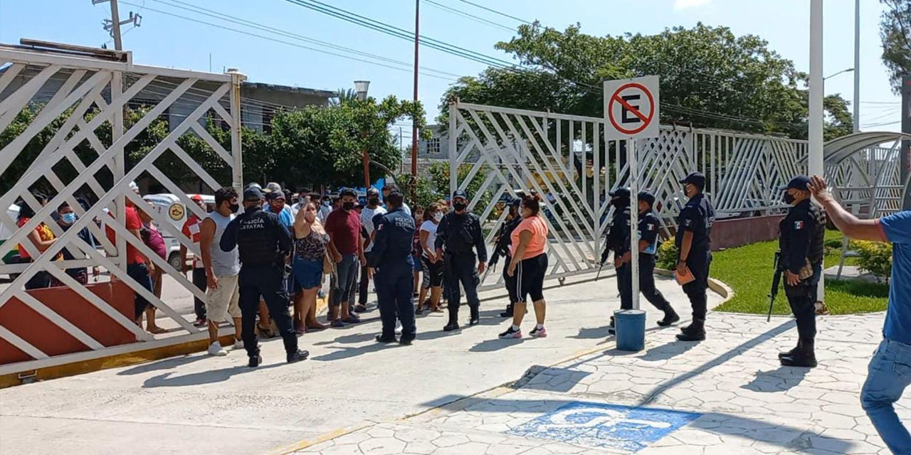 Se enfrentan policías con familiares de joven detenido en Juchitán | El Imparcial de Oaxaca