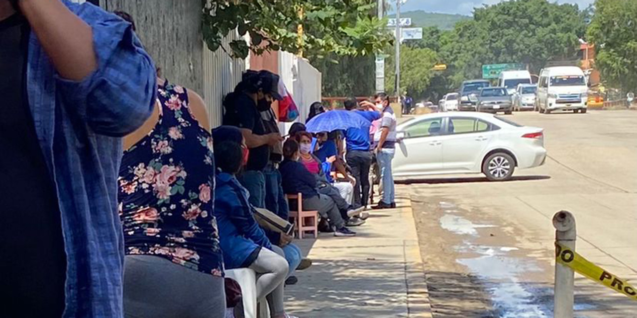 Inician filas para vacunación de 30 a 39 en la ciudad de Oaxaca | El Imparcial de Oaxaca