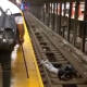 Video: Hombre se desmaya y cae a las vías del metro; así fue como lo rescataron