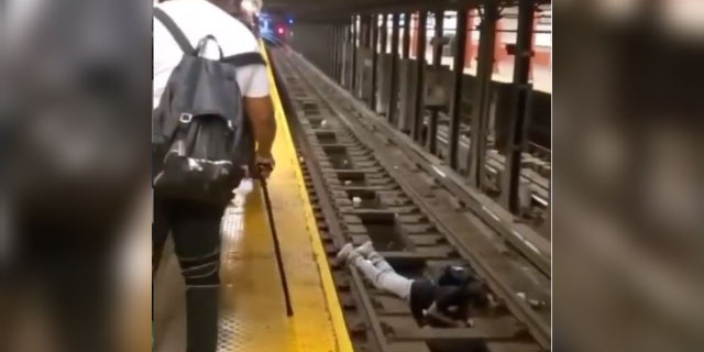 Video: Hombre se desmaya y cae a las vías del metro; así fue como lo rescataron | El Imparcial de Oaxaca