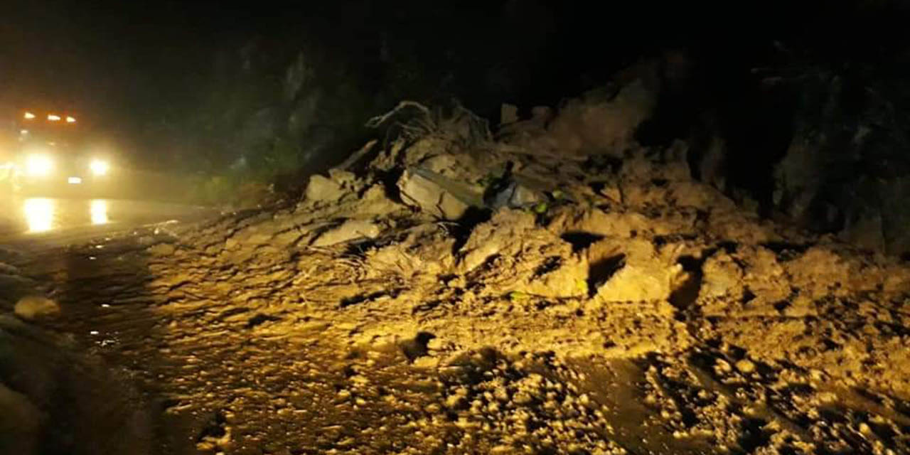 Lluvias provocan derrumbes y deslaves en la Carretera Federal 182 | El Imparcial de Oaxaca Lluvias provocan derrumbes y deslaves en la Carretera Federal 182 | El Imparcial de Oaxaca