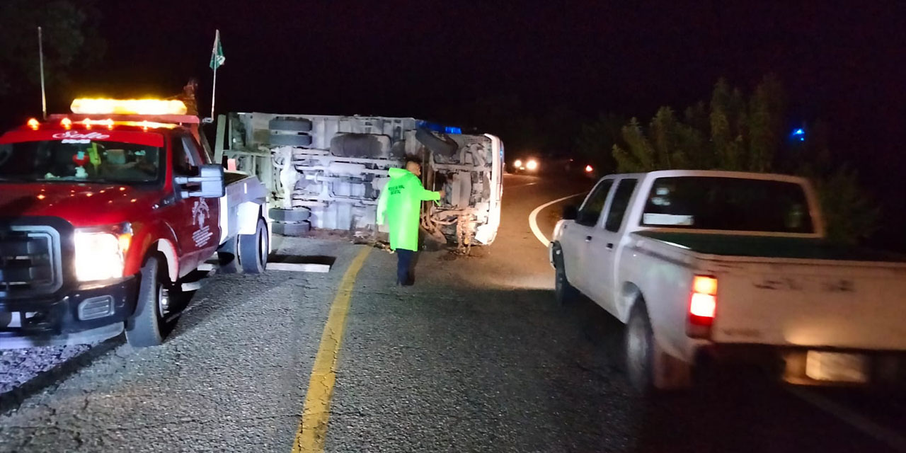 Aparatosa volcadura de un camión en carretera a Sola de Vega | El Imparcial de Oaxaca