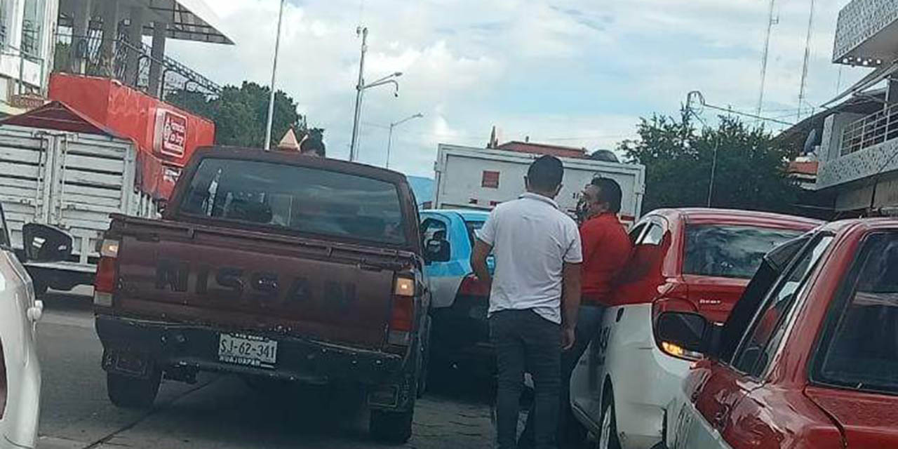 Chocan taxi  y camioneta en Huajuapan | El Imparcial de Oaxaca