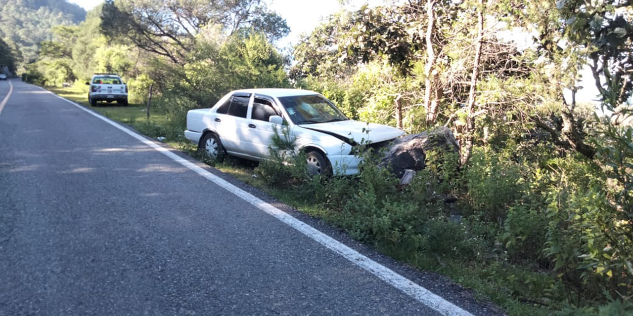 Abandonan auto tras accidente vial en jurisdicción de Sola de Vega | El Imparcial de Oaxaca