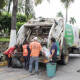Mujer tira a camión de la basura bolsa con dinero en Hidalgo… trabajadores la devuelven