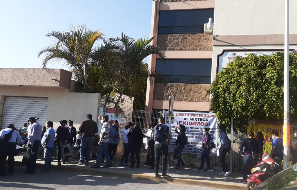 Con asamblea permanente, trabajadores de salud de la Mixteca también exigen pago del FAEC | El Imparcial de Oaxaca