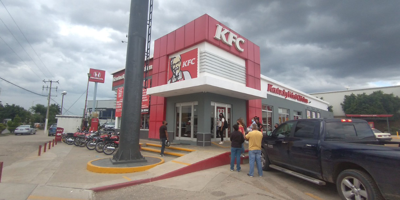 Toman por asalto KFC frente a Plaza del Valle | El Imparcial de Oaxaca