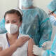Investigan a enfermera que habría inyectado solución salina en lugar de vacuna covid