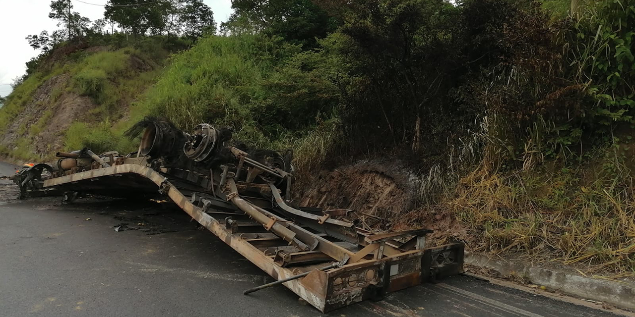 Vuelca y se incendia camión de pollos en la Zona Norte del Istmo
