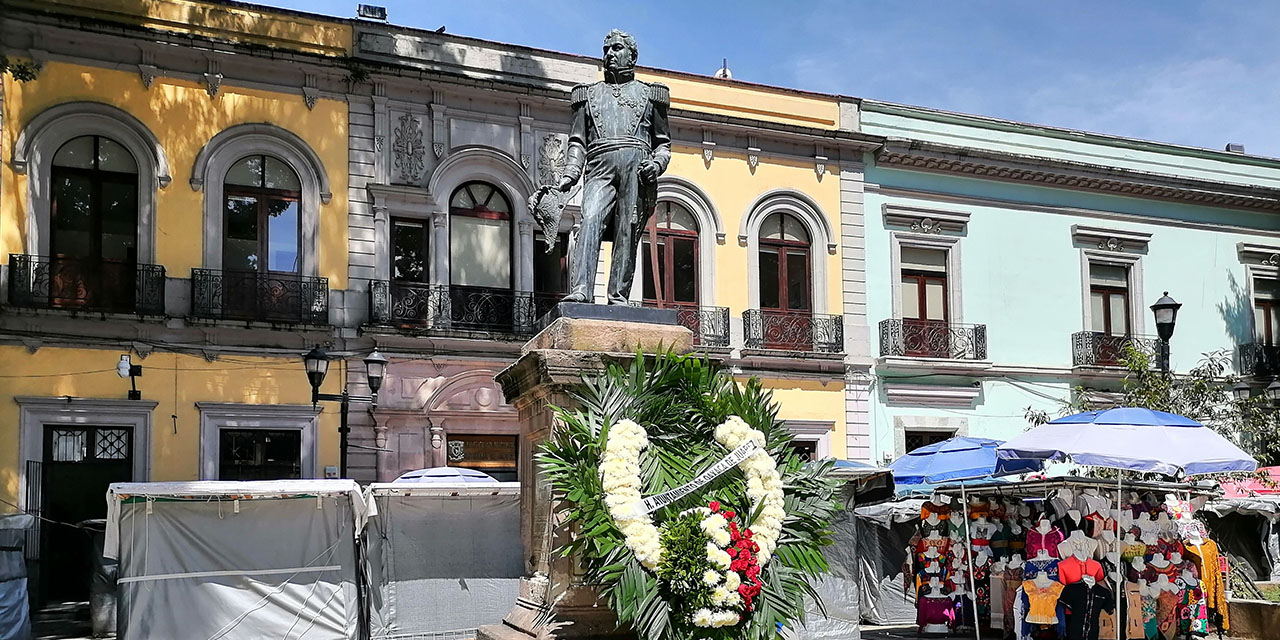 En el olvido, estatua del general Antonio de León