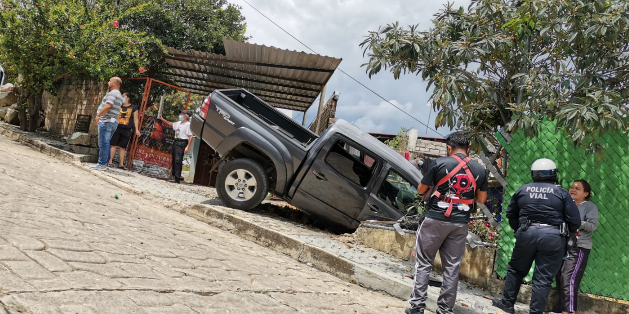 Choca conductor contra barda de domicilio | El Imparcial de Oaxaca