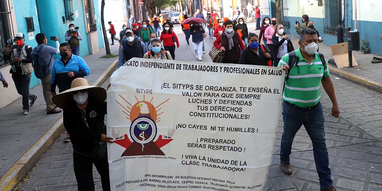 Siguen exigiendo recontratación: bloquean casa de Gobierno | El Imparcial de Oaxaca