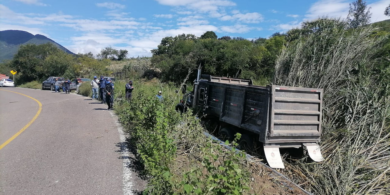 Chocan volteo y camioneta sobre Carretera Federal 190 | El Imparcial de Oaxaca