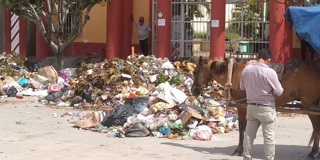 Recolectores de basura arrojan desechos frente al municipio en Unión Hidalgo | El Imparcial de Oaxaca