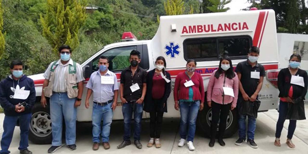 Protestan trabajadores  de salud de la Mixteca por despidos | El Imparcial de Oaxaca