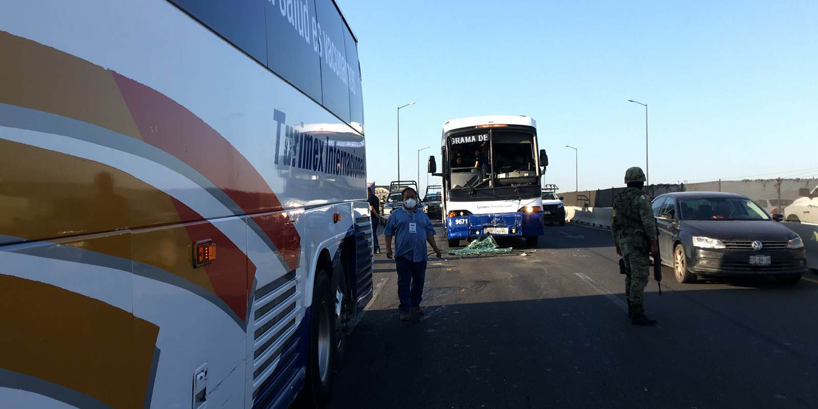 Chocan autobuses que llevaban trabajadores para ser vacunados | El Imparcial de Oaxaca Chocan autobuses que llevaban trabajadores para ser vacunados | El Imparcial de Oaxaca