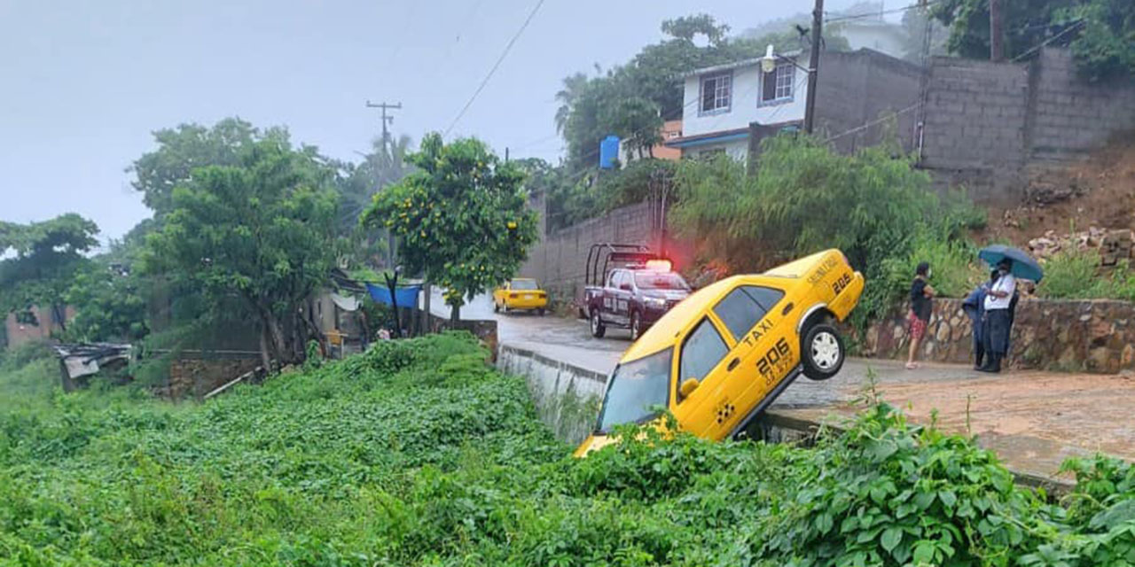 Taxi se iba ir al barranco en Salina Cruz | El Imparcial de Oaxaca